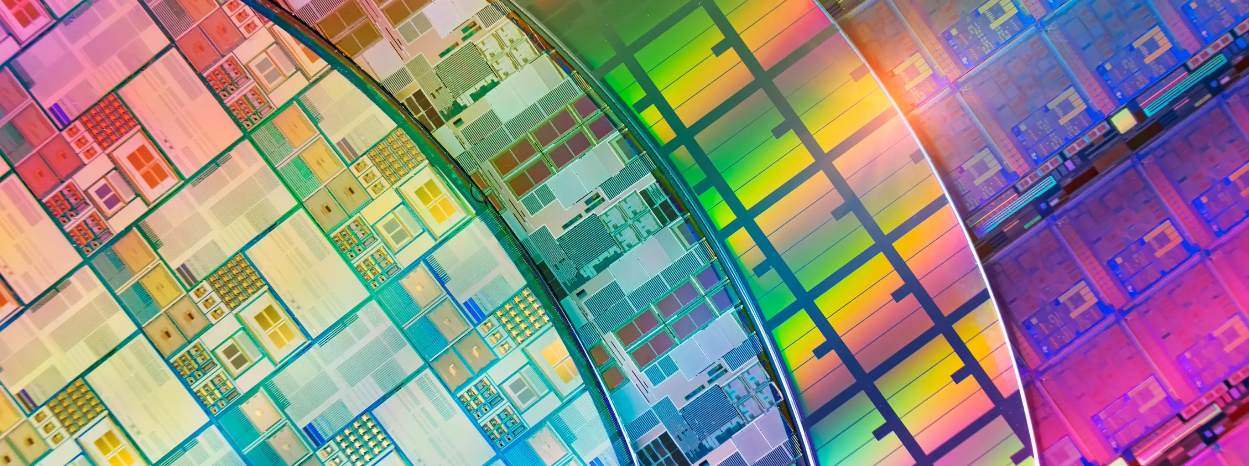 silicon-wafer-reflecting -different-colours